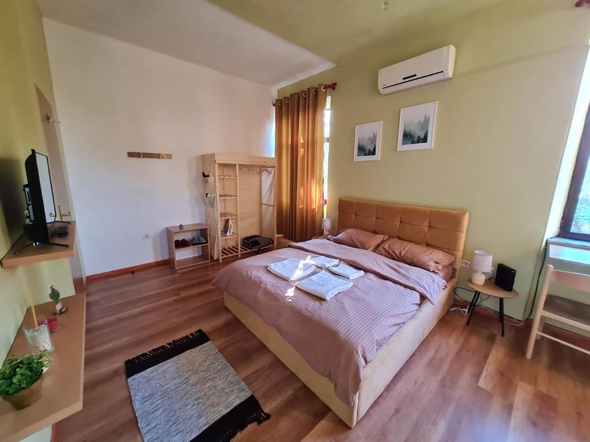 Ex-Block District Charming Studio Apartment With Treeish Sorrounding View! Tirana Exterior foto