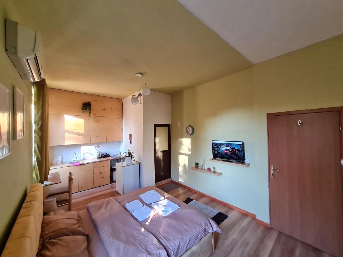 Ex-Block District Charming Studio Apartment With Treeish Sorrounding View! Tirana Exterior foto