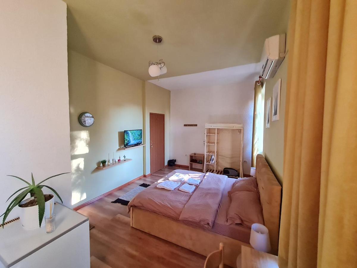 Ex-Block District Charming Studio Apartment With Treeish Sorrounding View! Tirana Exterior foto